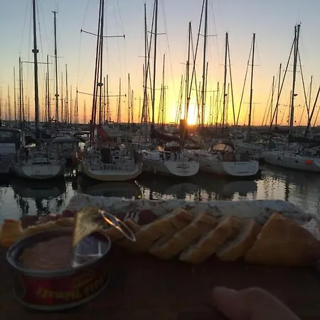 Úszó hotel Bateau Atypique Yacht La Rochelle *